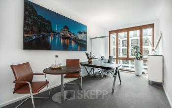 Modernes Büro in Berlin Mitte am Pariser Platz 6a mit stilvollen Möbeln und großzügigen Fenstern für Büromiete oder Büroraummiete.