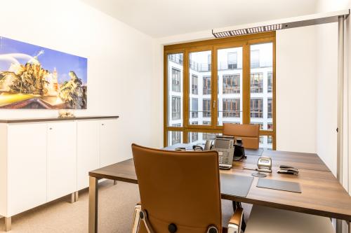 Modernes Büro in Pariser Platz 6a, Berlin-Mitte, mit großem Fenster und komfortablen Möbeln.