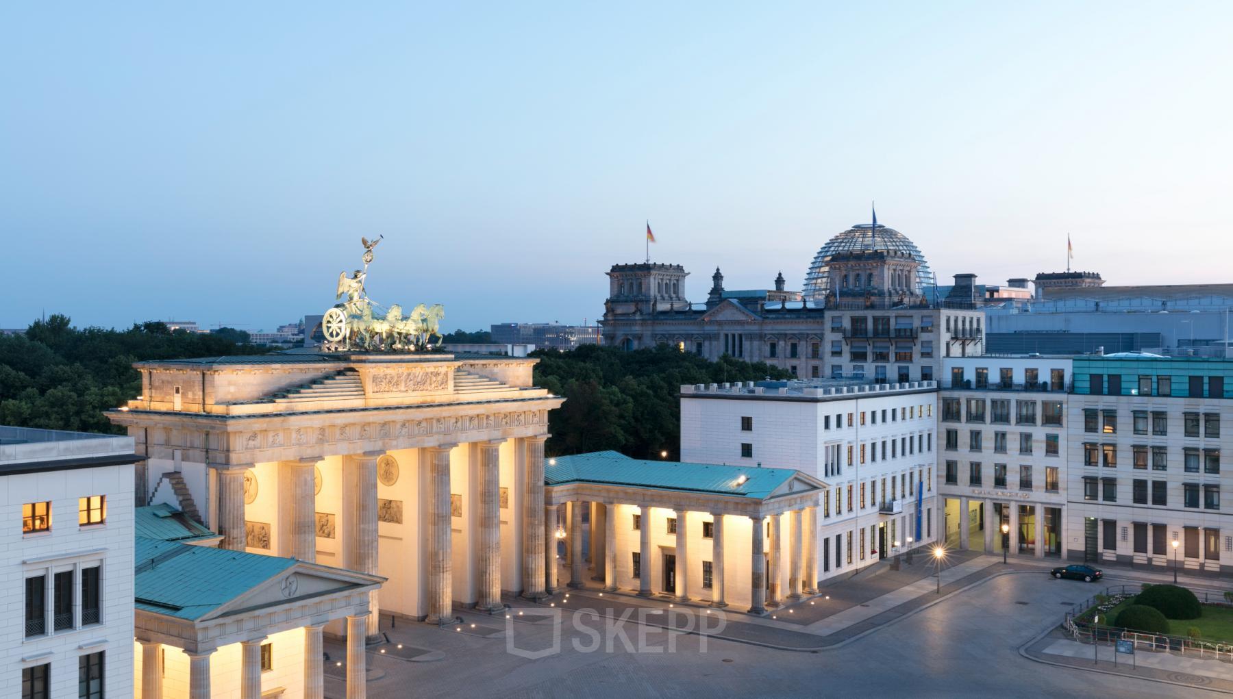 Außenansicht des Büros Pariser Platz 6a in Berlin Mitte, umgeben von historischen Gebäuden. Ideal für büro mieten in zentraler Lage.