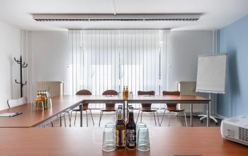 Büroraum in An der Kolonnade 11, Berlin-Mitte, eingerichtet mit Tischen und Stühlen in einer Konferenzanordnung, ideal zum Bürofläche mieten.