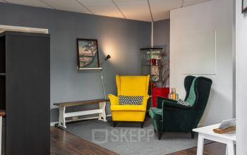 Gemütlicher Beraum mit bunten Sesseln in An der Kolonnade 11, ideal für informelle Besprechungen. Perfekte Möglichkeit, Büroräume in Berlin Mitte zu mieten.