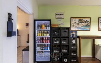 Getränkekühlschrank und Lagerbereich im Büro An der Kolonnade 11 in Berlin Mitte. Die Fläche eignet sich ideal, um Büromaterial zu organisieren. Bürofläche mieten in zentraler Lage.