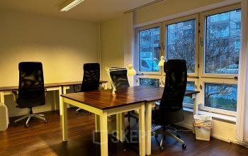 Bürofoto in An der Kolonnade 11, Berlin Mitte mit funktionalen Arbeitsplätzen und großzügigen Fenstern, geeignet zum Büroraum mieten.