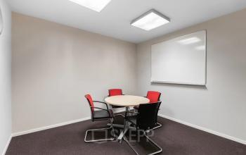 Moderner Besprechungsraum im Büro Unter den Linden 21 in Berlin Mitte.