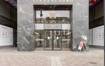 Eingang des Bürogebäudes Unter den Linden 21 in Berlin Mitte, Berlin, ideal zum Büro mieten.