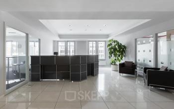 Modernes Empfangsbereich im Büro Unter den Linden 21, Berlin Mitte, geeignet für Bürofläche mieten.