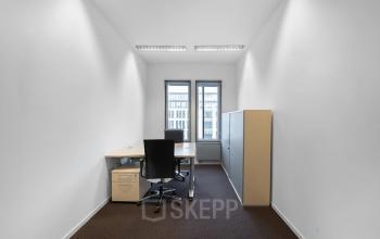 Bürofläche mieten in Berlin Mitte, Unter den Linden 21, mit einem Schreibtisch, Bürostuhl und Aktenschrank.