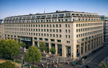 Ansicht eines markanten Bürogebäudes in Berlin Mitte, Unter den Linden 21, geeignet für Büro mieten Angebote.