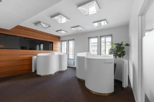 Moderner Büroraum in Unter den Linden 21, Berlin Mitte mit ergonomischen ThinkPods und viel natürlichem Licht.