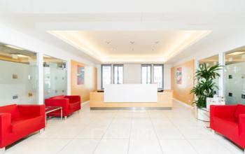 Bürogebäude in Berlin mit hochwertiger Rezeption