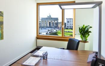 Helles Büro mieten in Berlin Mitte mit Aussicht auf das Brandenburger Tor