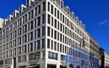 Modernes Bürogebäude in Berlin Mitte am Pariser Platz
