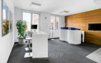 Business Lounge im Bürogebäude Potsdamer Platz 10, Berlin Mitte, mit modernen Empfangstresen und Sitzgelegenheiten.