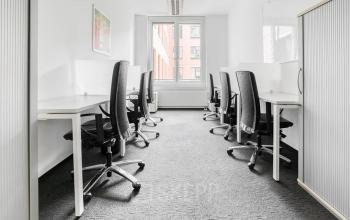 Helles Büro zur Miete am Potsdamer Platz 10 in Berlin Mitte mit mehreren Arbeitsplätzen und ergonomischen Stühlen.