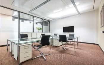 Helles und modernes Büro in Friedrichstraße 88, Berlin Mitte, mit möblierten Arbeitsplätzen und großer Fensterfront.