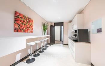 Einladende Pantry im Büro in Friedrichstraße 88, Berlin Mitte, mit modernem Design und Sitzgelegenheiten.