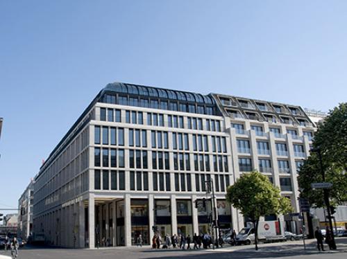 Beeindruckende Außenansicht des Bürogebäudes in Berlin-Mitte
