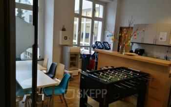 Voll ausgestattete Gemeinschaftsküche der Büroimmobilie in Berlin