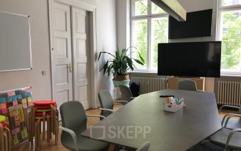 Hohe Decken mit Altbaucharme im Konferenzraum in der Oranienburger Straße