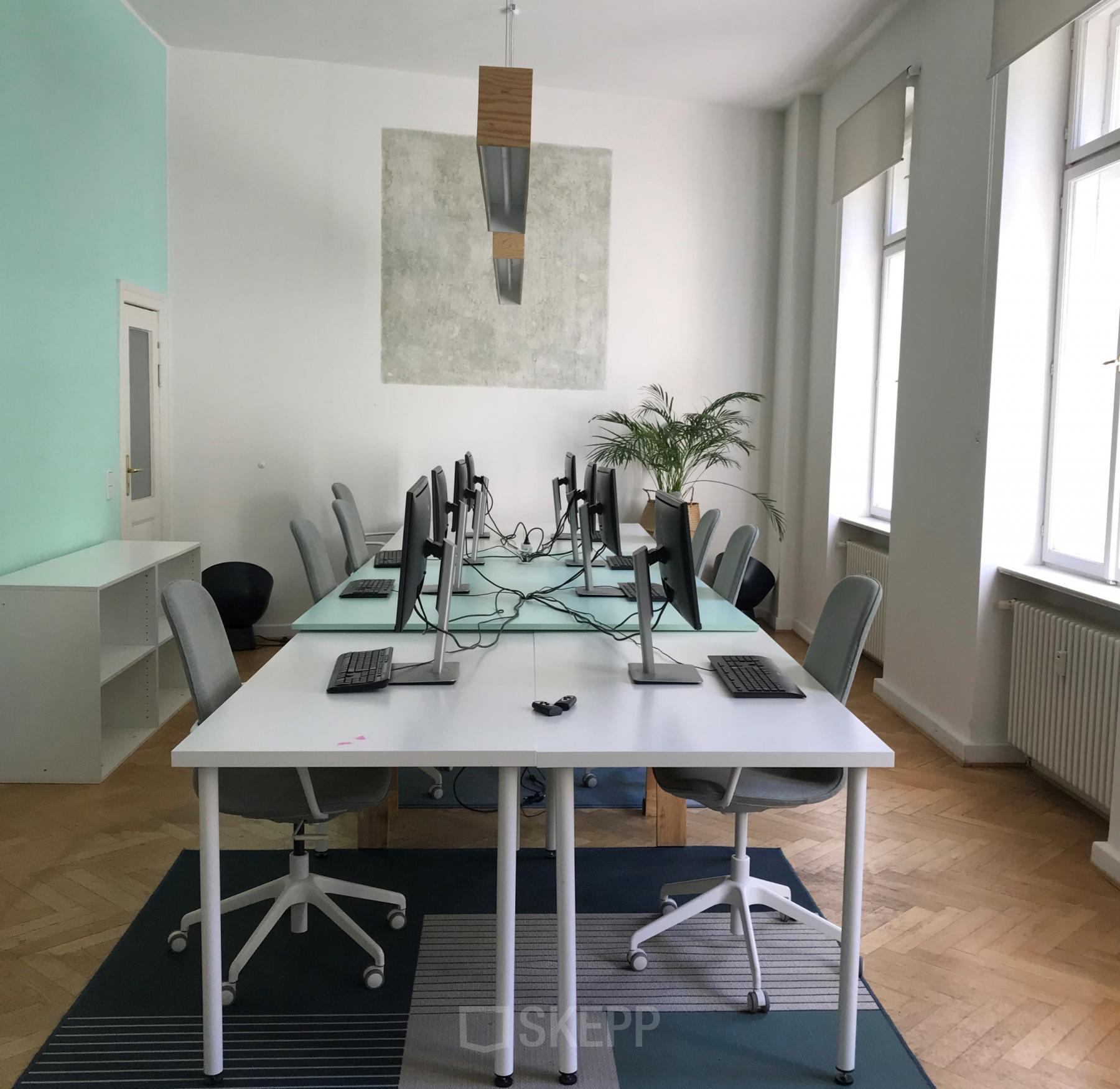 Büroraum mieten mit hellen Privatbüros in Berlin