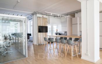 Moderne Bürofläche mieten in Neue Grünstraße 17, Berlin Mitte, mit heller Einrichtung, Besprechungsraum und Küche.