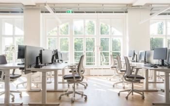 Helles Büro in Neue Grünstraße 17, Berlin Mitte mit großen Fenstern, ergonomischen Stühlen und mehreren Arbeitsstationen. Ideal zum Bürofläche mieten.