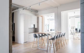 Moderne Küche mit Bartisch und Stühlen im Büro in der Neuen Grünstraße 17, Berlin Mitte. Bürofläche mieten in stilvollem Ambiente.