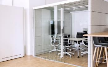 Konferenzraum im Bürogebäude in der Neue Grünstraße 17, Berlin Mitte, mit modernen Möbeln und Glaswänden. Ideal, um büroraum zu mieten.