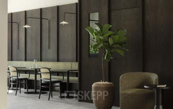 Modern eingerichteter Büroraum mieten in Berlin Mitte in der Unter den Linden 40 mit gemütlichen Sitzgelegenheiten und Pflanzen.