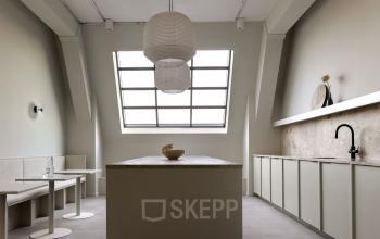 Moderner Büroraum in Unter den Linden 40, Berlin Mitte, mit stilvollem Interieur und viel natürlichem Licht.