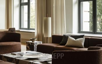 Elegante Lounge im Büro in Unter den Linden 40, Berlin Mitte, mit modernem Mobiliar und großen Fenstern. Perfekt zum büroraum mieten.