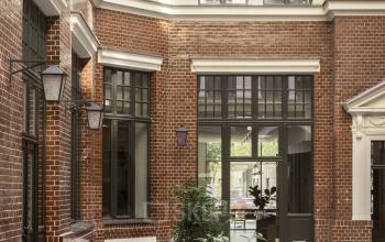 Außenansicht des Gebäudes Unter den Linden 40, Berlin Mitte, mit Ziegelsteinfassade und großen Fenstern, passendes büro mieten.