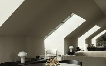 Modern eingerichteter Büroraum in Unter den Linden 40, Berlin Mitte, mit Dachfenstern und stilvollem Mobiliar.