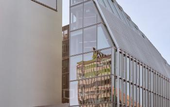 Modernes Bürogebäude in der Karl-Liebknecht-Straße 29a, Berlin Mitte, für Bürofläche mieten.