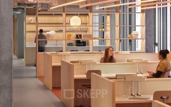 Modernes Büro zur Miete in der Karl-Liebknecht-Straße 29a, Berlin Mitte mit Arbeitsplätzen und Personen bei Geschäftstätigkeiten.