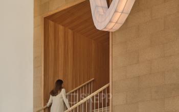 Holztreppenhaus und moderne Beleuchtung im Bürogebäude in der Karl-Liebknecht-Straße 29a, Berlin Mitte.