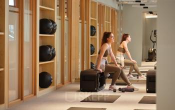 Helle und modern ausgestattete Fitness- und Wellnessfläche im Bürogebäude Karl-Liebknecht-Straße 29a, Berlin Mitte.