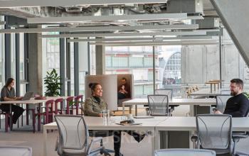 Modernes Büro in der Karl-Liebknecht-Straße 29a, Berlin Mitte. Menschen arbeiten an Schreibtischen. Bürofläche mieten.