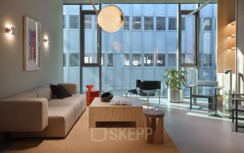 Helles und modernes Büro in Karl-Liebknecht-Straße 29a, Berlin Mitte, Berlin. Möblierter Büroraum zur Miete mit großen Fenstern und eleganter Einrichtung.