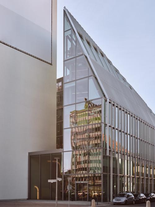 Modernes Bürogebäude in der Karl-Liebknecht-Straße 29a, Berlin Mitte, für Bürofläche mieten.