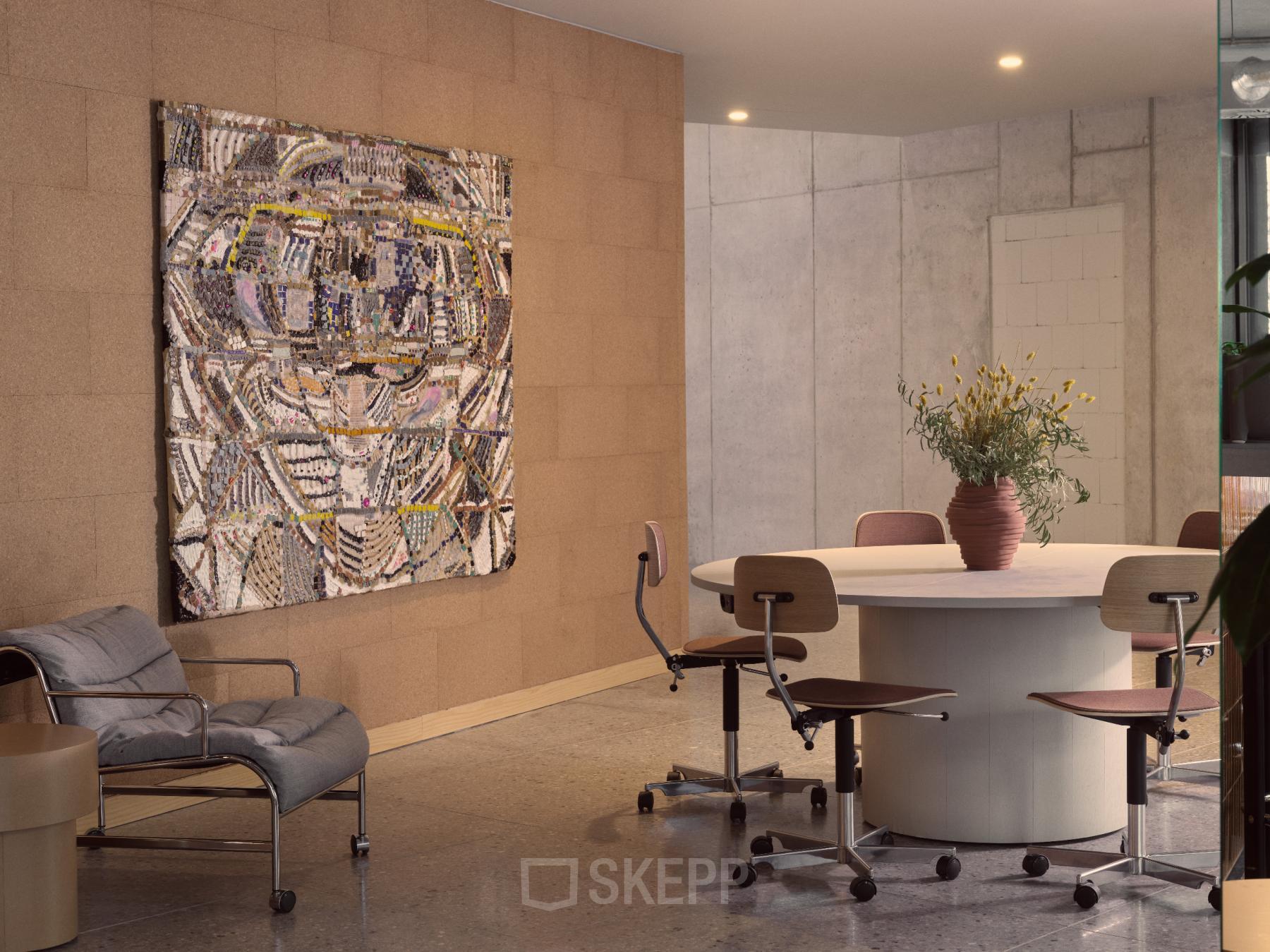 Büroraum mit einem modernen Kunstwerk an der Wand in Karl-Liebknecht-Straße 29a, Berlin Mitte. Runde Tischgruppe mit Stühlen, neutraler und professioneller Look.