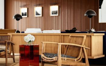 Eleganter Empfangsbereich an der Rosenthaler Straße 43-45 in Berlin Mitte mit moderner Dekoration und Möbeln. Ideal für diejenigen, die ein Büro mieten möchten.