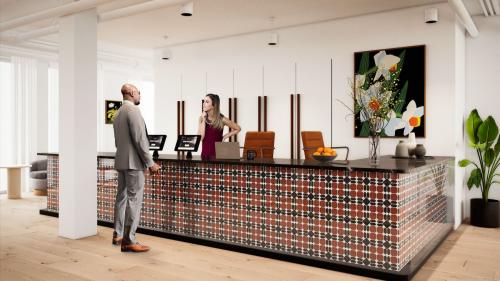 Empfangsbereich im Bürogebäude Rosenthaler Straße 43-45 in Berlin Mitte, wo zwei Personen an der Rezeption interagieren. Büro mieten an zentraler Lage.