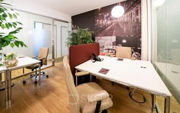 Modern eingerichtetes Büro im Unter den Linden 10, Berlin Mitte, mit stilvollem Dekor und gut ausgestatteten Arbeitsplätzen. Ideal, um ein Büro zu mieten und effizient zu arbeiten.