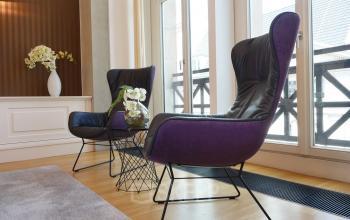 Lounge mit eleganten Sesseln und Couchtisch, Teil einer Bürofläche mieten im modernen Stil, Unter den Linden 10, Berlin Mitte.