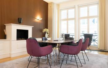 Moderner Konferenzraum in Berlin Mitte, Unter den Linden 10, mit eleganter Einrichtung; ideal, um Büroraum zu mieten.