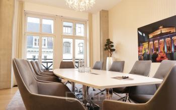 Moderner Konferenzraum in Berlin Mitte, Unter den Linden 10, perfekt geeignet, um Büroraum zu mieten. Stilvolle Einrichtung mit großem Tisch und gemütlichen Stühlen.