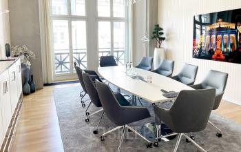 Moderner Konferenzraum mit großem Tisch und acht eleganten Stühlen zur Miete am Standort Unter den Linden 10, Berlin Mitte.
