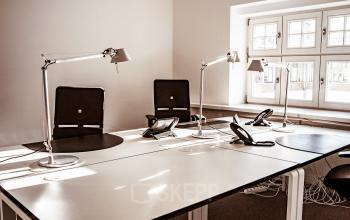 Helles Büro zur Miete in Berlin Mitte, Französische Str. 12, mit vier Arbeitsplätzen, Bürostühlen, Schreibtischlampen und Telefonen, perfekt für produktives Arbeiten.