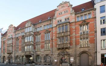 Historische Fassade eines Bürogebäudes in der Französischen Straße 12, Berlin Mitte, mit aufwändigen Steinmetzarbeiten. Ideal für Geschäftsleute, die Bürofläche mieten möchten.